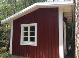 Röd stuga på landet