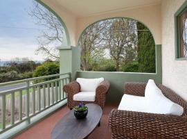 Luxury, Water views & Beach 100m - The Beach Nest