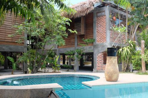 10 hotel terbaik dengan kolam renang di Pantai Cenang ...