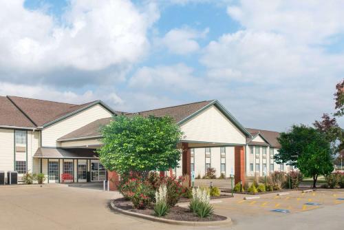 Ramada Hotels In Illinois United States Of America Book - 