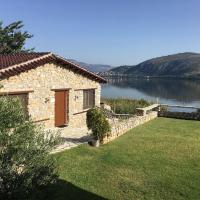 το πέτρινο σπιτάκι δίπλα στην Λίμνη