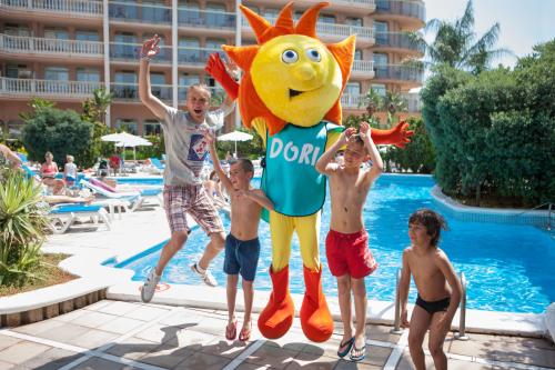 Hotel Mascot and children customers
