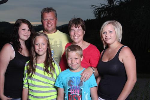 Die Gastgeber Gerhard und Heidi Friedl mit den 4 Kindern Stefanie, Bettina, Corina, Gerhard jun.
