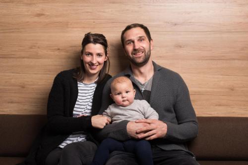 Familie Bacher, Lisa und Christoph mit Sohn Oskar