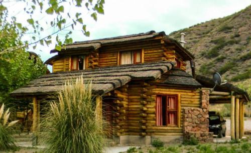 Espacios de buena vida cuenta con varias cabañas dentro del complejo Pueblo del Río, son para 2 a 7 personas, de estilo rústico, construidas en madera y piedra, traen vista al río o la montaña.