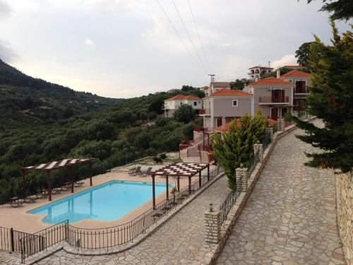 Η πισινα και οι κατοικιες του Asterida villas.