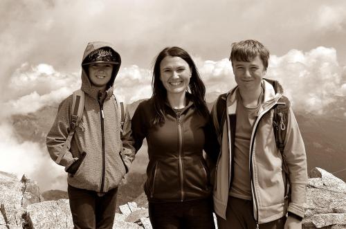 Anja Greiderer mit Raphael und Hannes