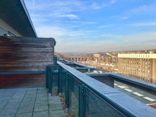 4-Bed Townhouse Opposite The Station